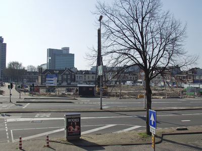 804871 Gezicht op de hoek van de Vleutenseweg (voorgrond) en het Westplein (links) te Utrecht, met in het midden het ...